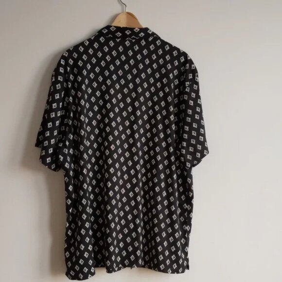 NWOT Short Sleeved Printed Camp Shirt XL - Picture 5 of 9